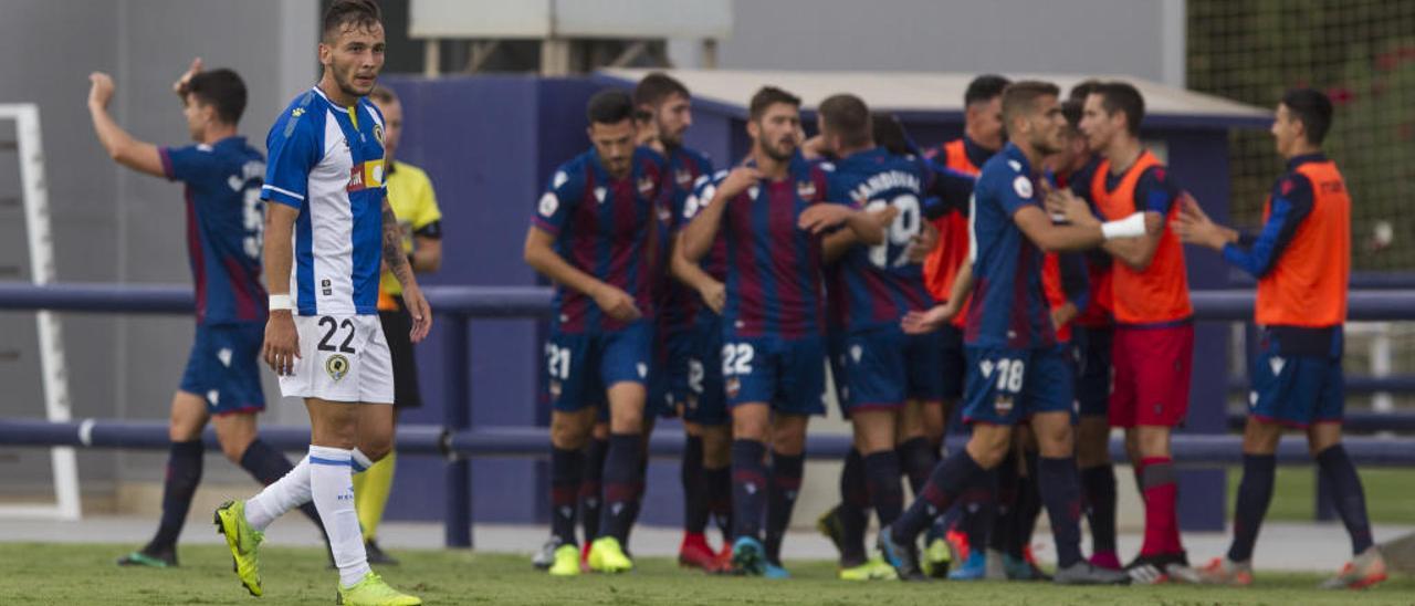 El alicantino Borja Martínez, uno de los fichajes estrella, con gesto serio mientras los jugadores del Levante Atlético celebran su gol.