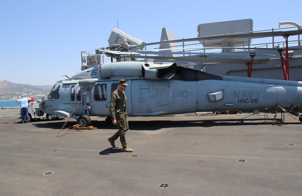 El portaaeronaves americano Iwo Jima atraca en el puerto de Málaga