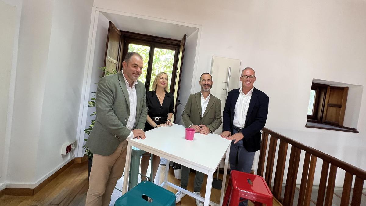 Por la izquierda, Carlos Paniceres, la concejala Susana Madera, el alcalde de Siero, Ángel García, y el director general de Empresas del Principado, Ignacio Iglesias