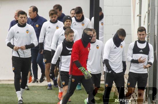 El Valencia vuelve a entrenar tras empatar en Pamp