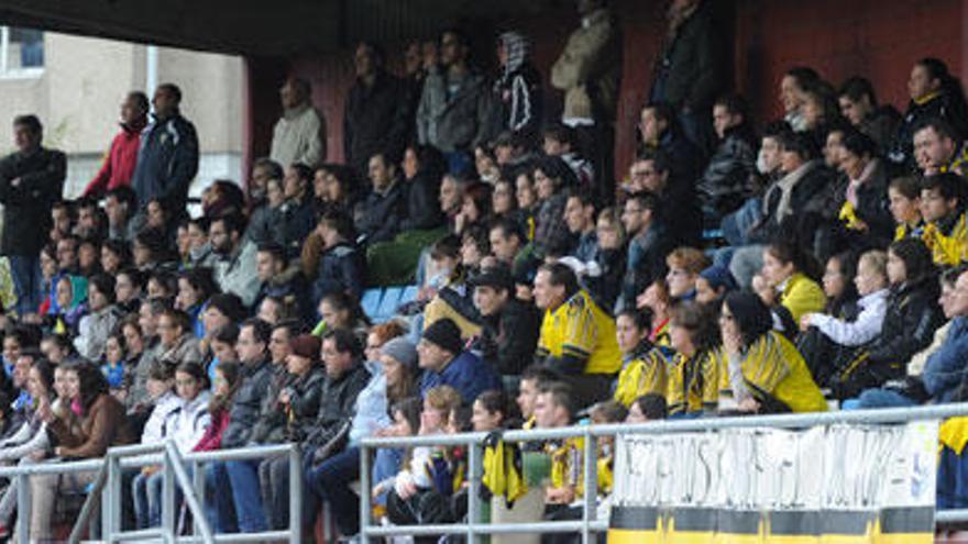 Ambiente en las gradas en un partido disputado entre el Victoria y el Orzán femenino.