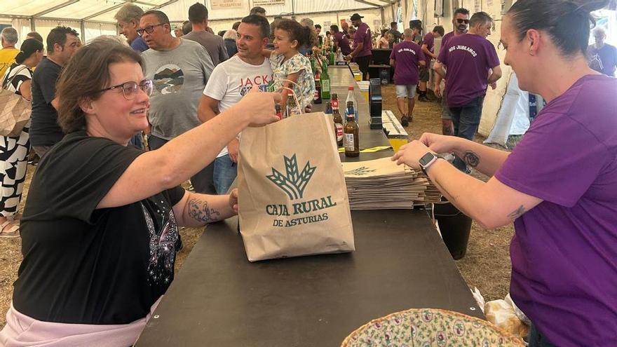 Coches clásicos, reparto del bollu y comida de hermandad en la despedida de los festejos de Marcenado