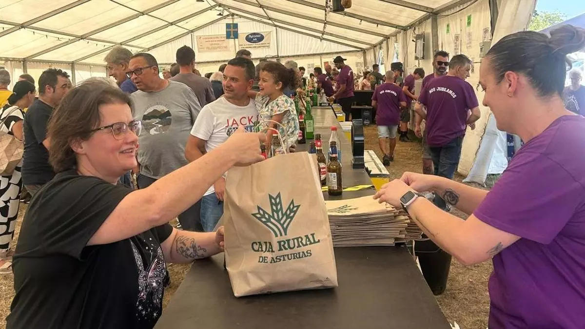 Coches clásicos, reparto del bollu y comida de hermandad en la despedida de los festejos de Marcenado