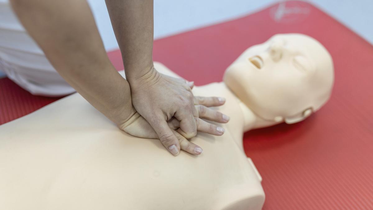 ¿Qué debemos hacer cuando una persona se atraganta? Así se hace la maniobra de Heimlich