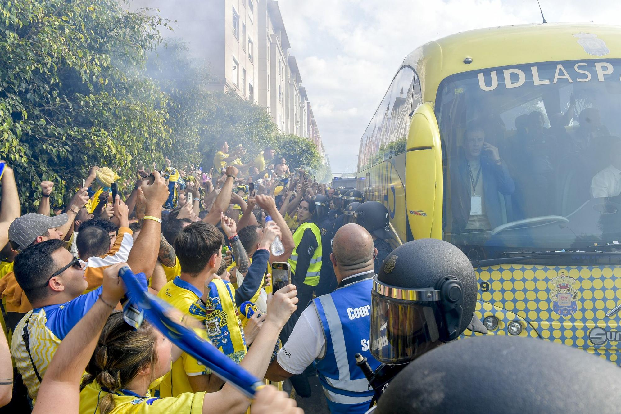 La afición recibe a la guagua de la UD Las Palmas en Fondos de Segura