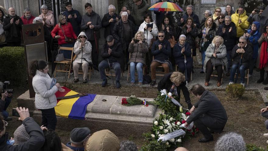 Homenaje, en el cementerio de San Breixo, a los 90 presos víctimas de la represión franquista en la prisión de Celanova.