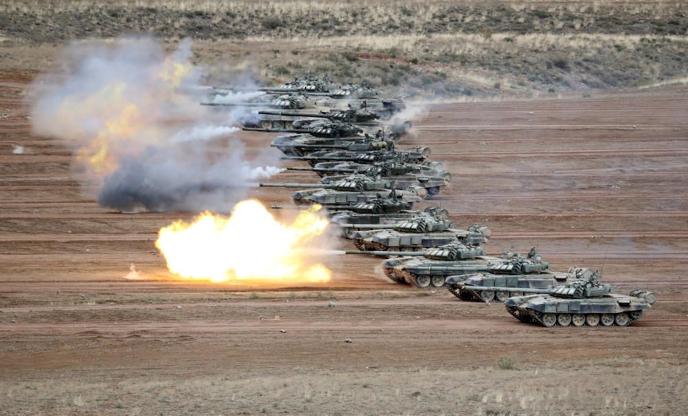 T-72B tanks fire during military exercises in ...