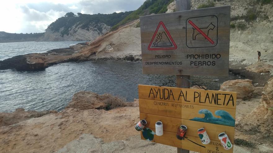 Los vecinos no quieren colillas en la Cala Blanca de Xàbia: crean ceniceros reutilizables