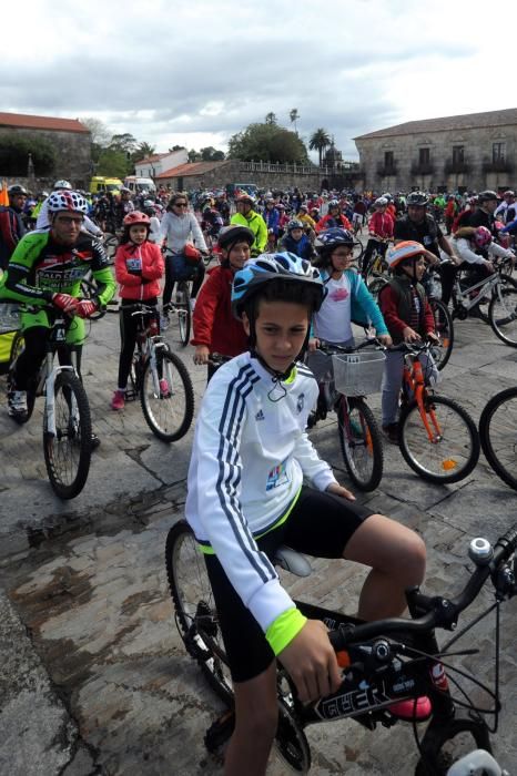 Un pelotón de ciclistas desafía a la lluvia en Cambados