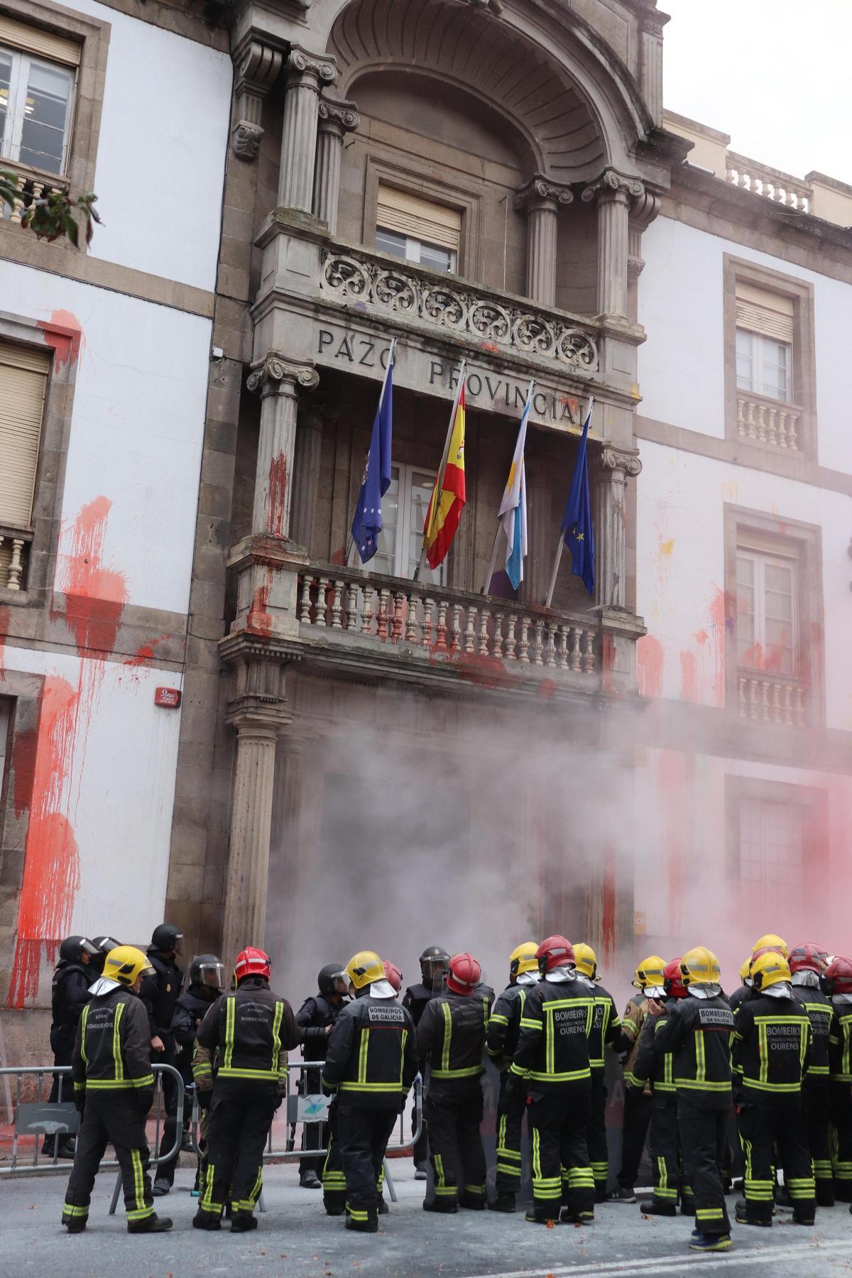 Aspecto de la fachada principal de la Diputación de Ourense.