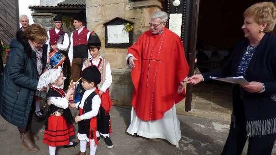 Nicolás López le entrega la Virgen a Lucía Miyar, en presencia de Isabel Lanzón, Mateo Alonso, Carlos Capellán y Mari Paz Campa.