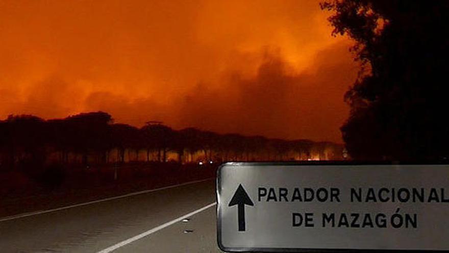 Més de 2.000 desallotjats en l&#039;incendi de Huelva, que ha entrat en Doñana