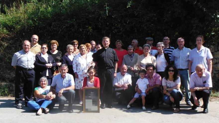 En el centro, Juan Antonio Martínez Camino, rodeado de familiares y vecinos de José María González Solís en Santibáñez de Murias.