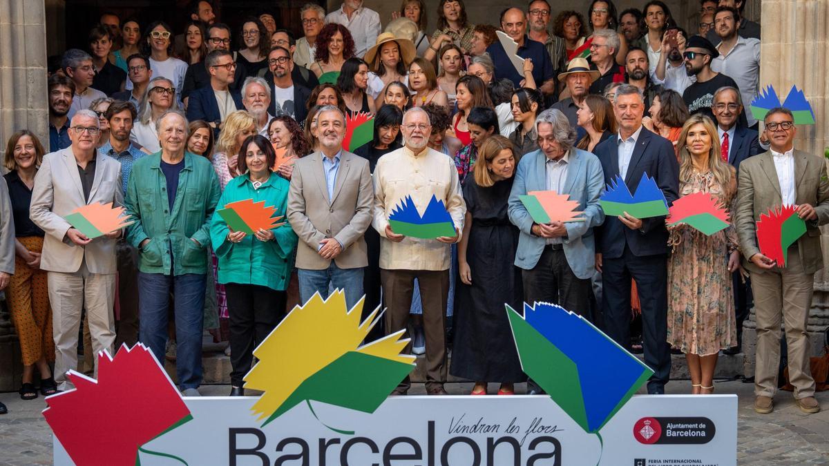 Foto de familia de la presentación del programa del Barcelona como ciudad invitada a la FIL 2025.