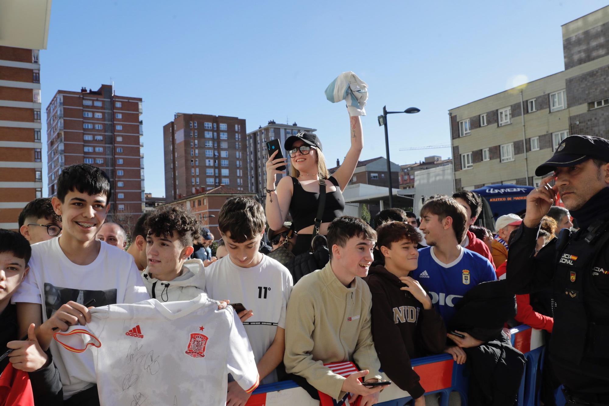 El Atlético de Madrid ya está en Oviedo: el Cholo, aclamado a su llegada por cientos de hinchas