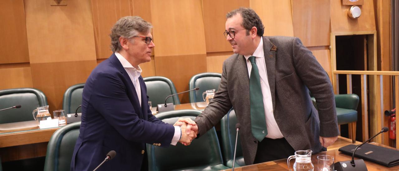 Merino, del CD Ebro, y Torralba, de la Federación Aragonesa de Fútbol, este martes en la reunión sobre el futuro del estadio.