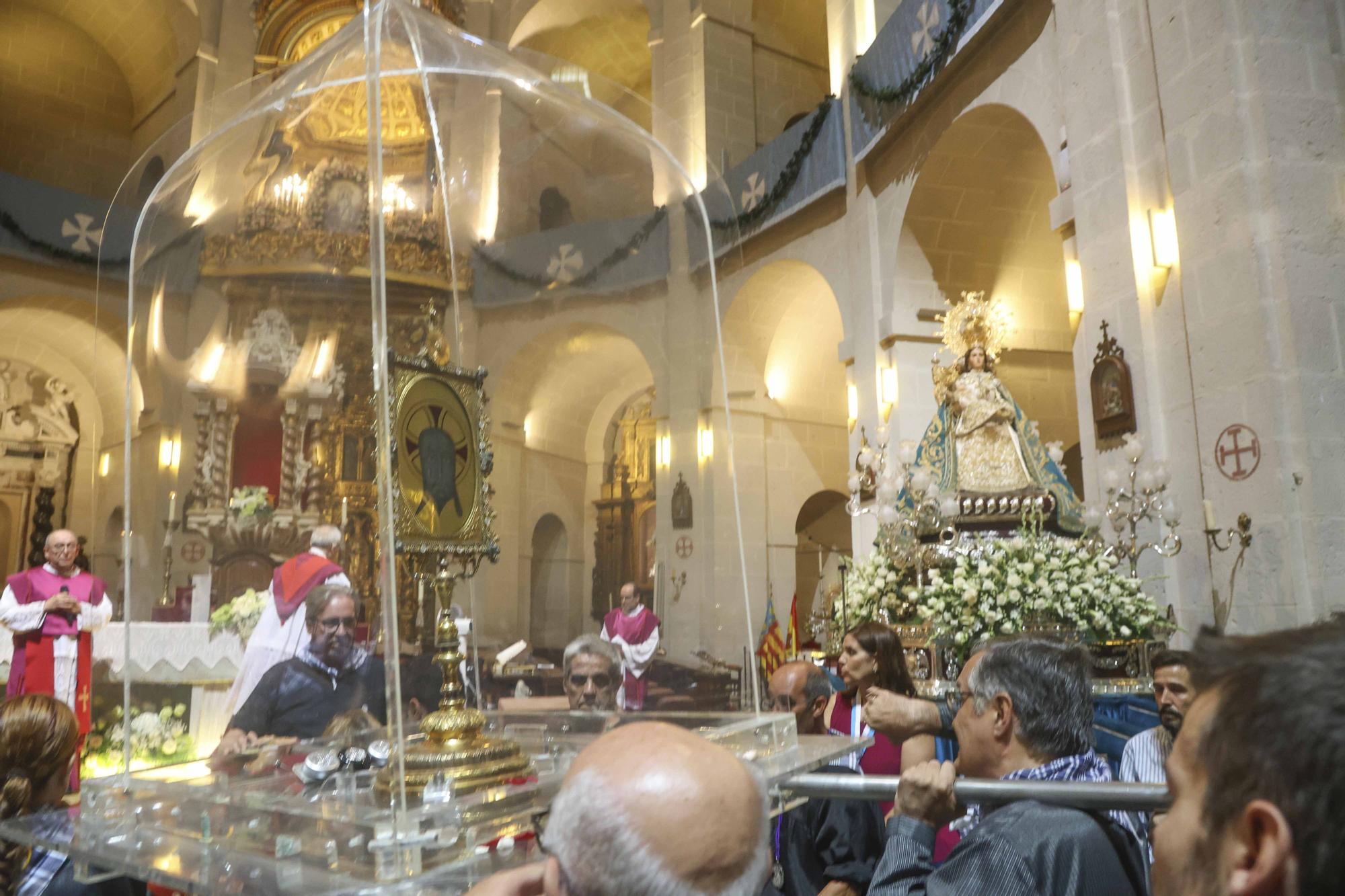 La Santa Faz arropa a la Patrona en Alicante en la Concatedral