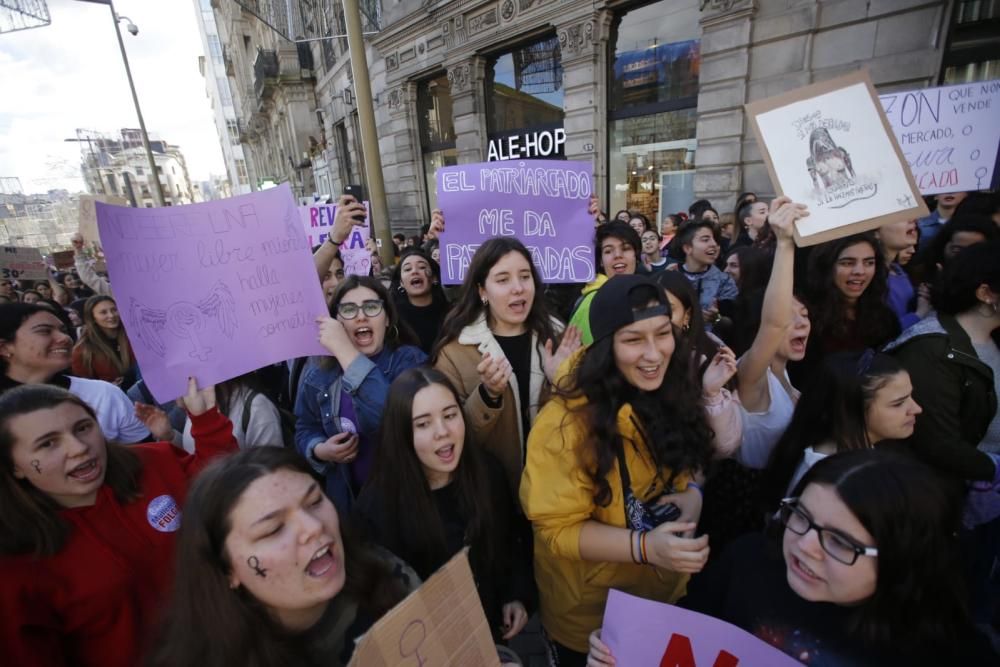 La "marea morada" recorre el centro de Vigo en el 8M