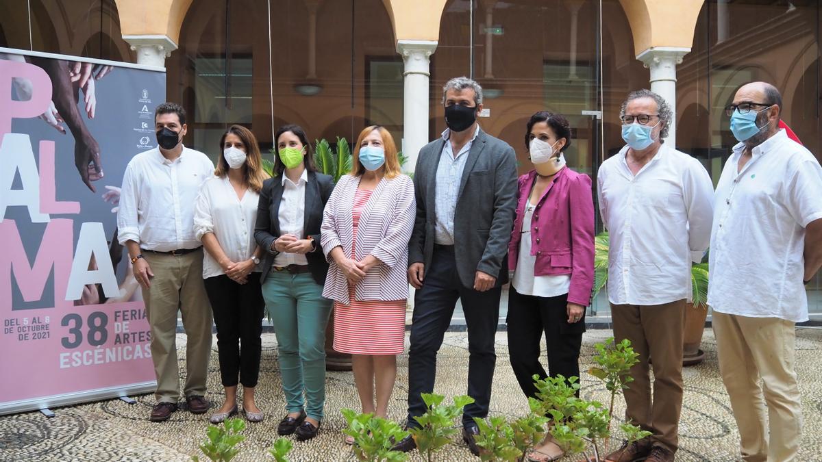 La delegada de Cultura Cristina Casanueva junto a la alcaldesa de Palma del Río y los representantes culturales en el acto de presentación de la Feria.