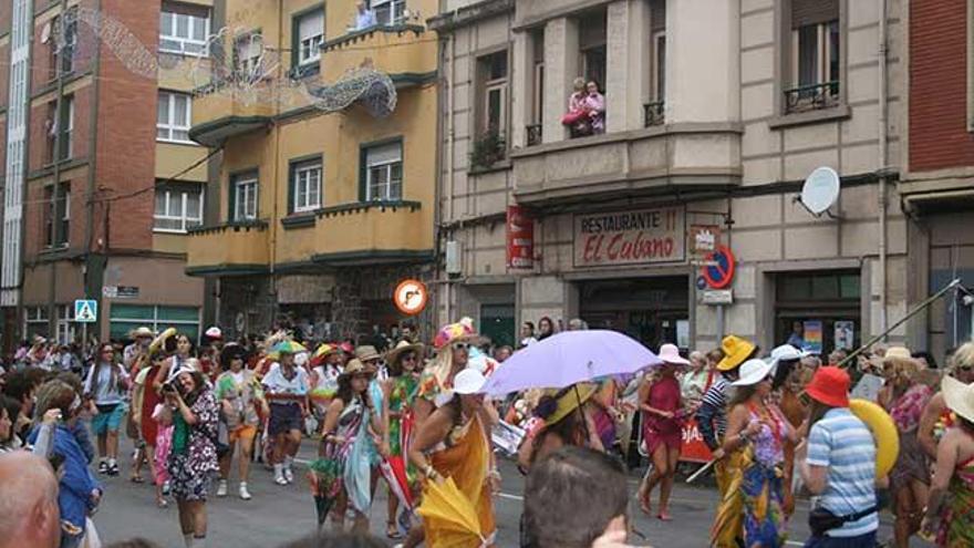 Desfile de charangas en una edición anterior de las fiestas del Cristo.  | LNE