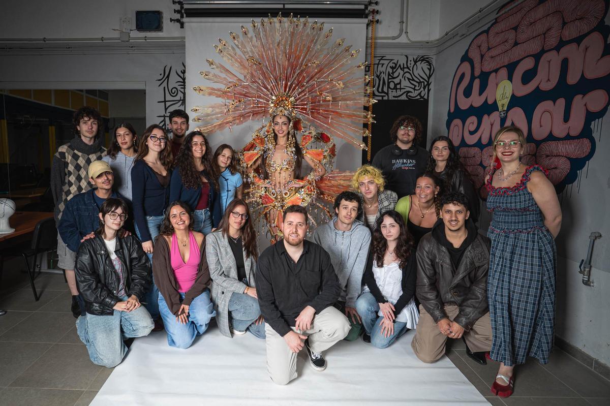 Los alumnos junto al diseñador y la Reina del Carnaval.