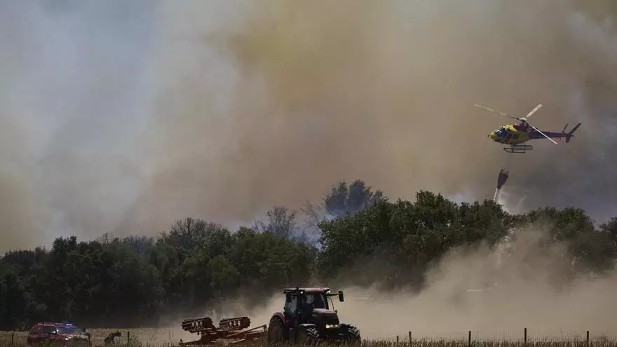 Así se ve el incendio de la Bisbal d'Empordà desde el interior del camión de los bomberos.