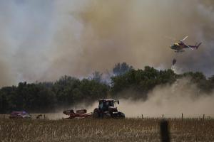 L’incendi de la Bisbal entra a les Gavarres i ja afecta 750 hectàrees
