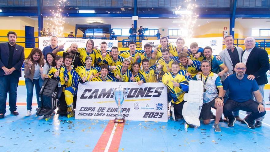 La plantilla del Molina Sport celebra en el Pabellón García San Román la consecución de su primer título de campón de Europa, la pasada temporada. | | MOLINA SPORT