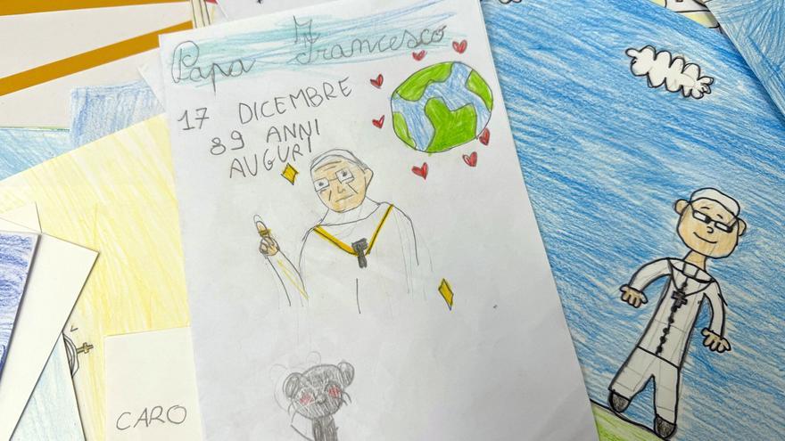 Dibujos realizados por niños para el Papa Francisco.