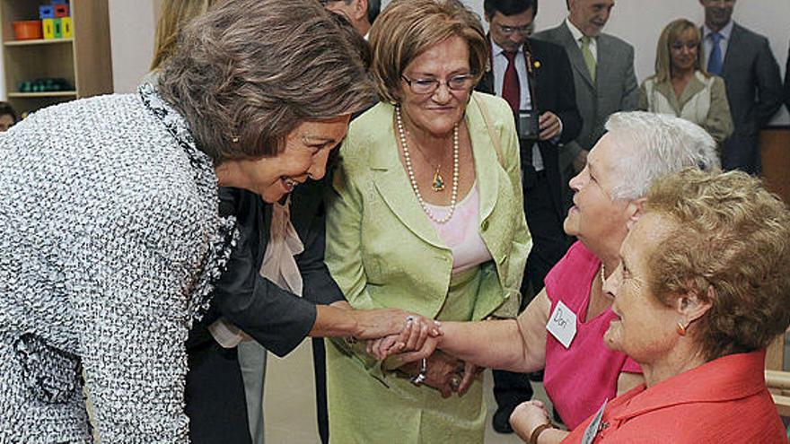La Reina saluda a varias de las residentes en el centro del alzhéimer de León.