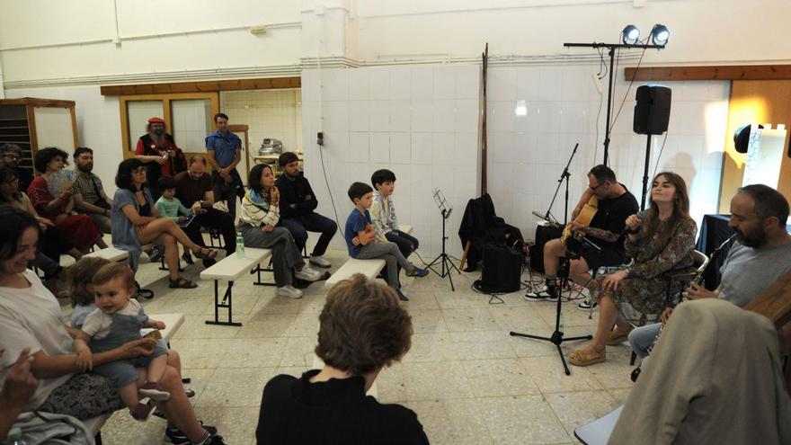 Actuación del grupo Nós, ayer, en
el Forno de Nercellas, con ‘Palitos’
de pie al fondo. | Bernabé/Javier Lalín