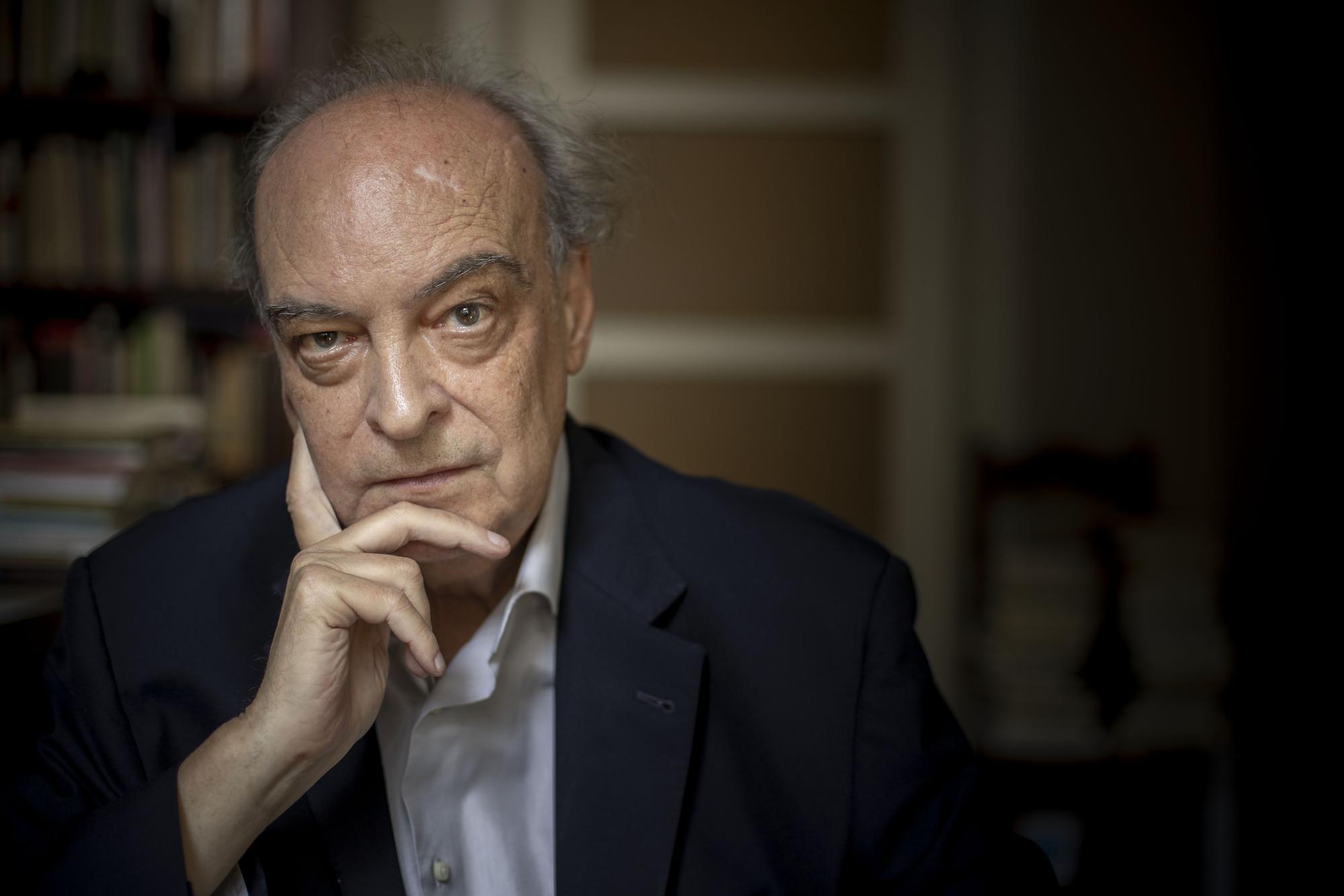 El escritor Enrique Vila-Matas, fotografiado en su casa de Barcelona