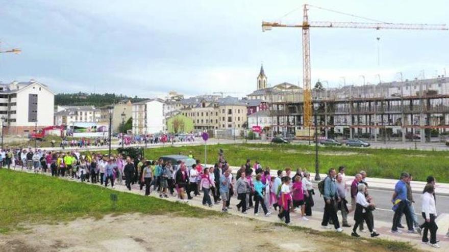 Un momento de la jornada de los 10.000 pasos, celebrada en Navia como colofón del programa, en la que participaron más de 500 personas.