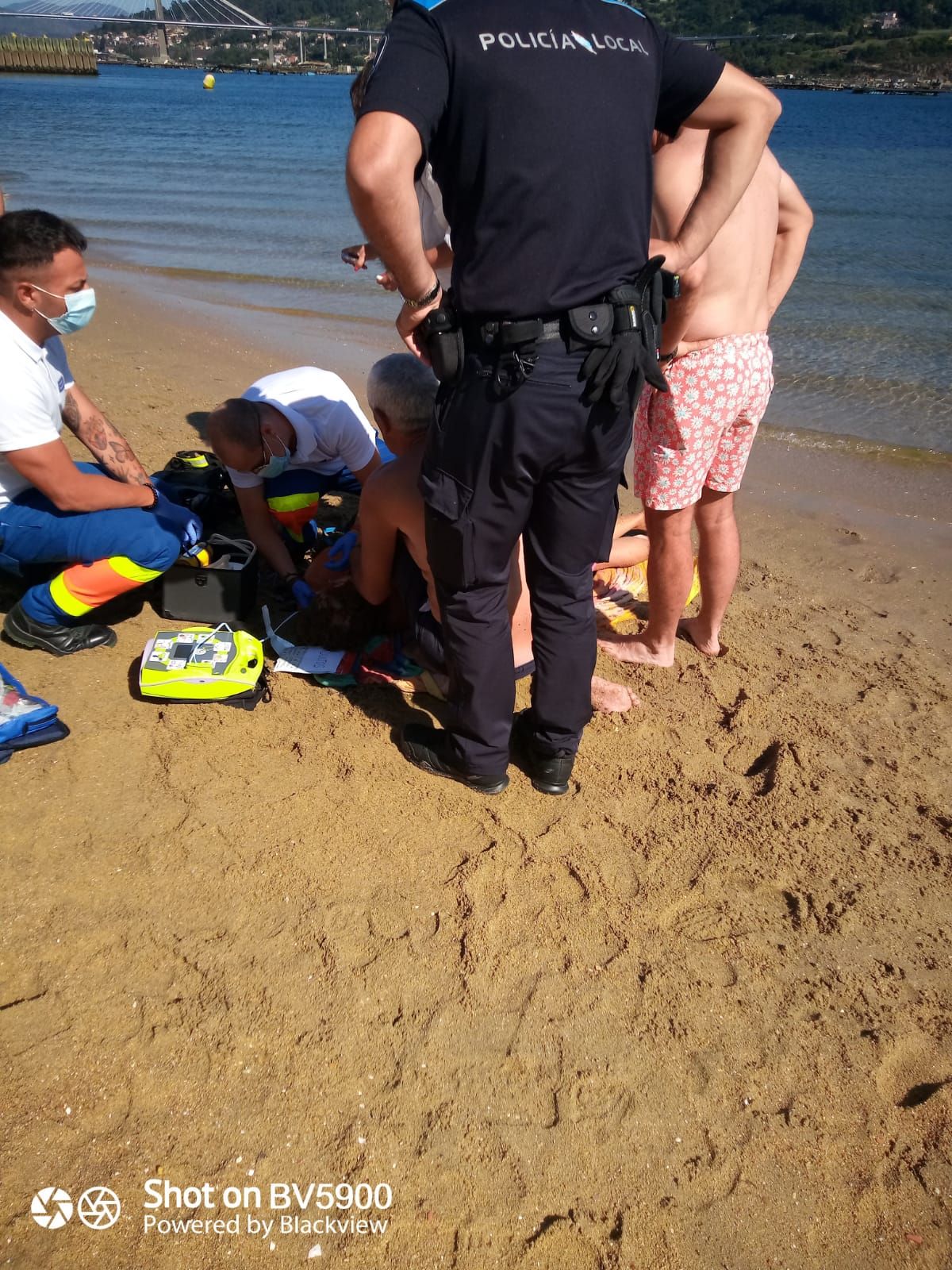 Los técnicos de la ambulancia atendiendo a la ahogada.