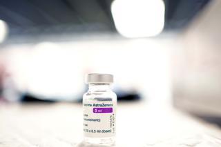 Los médicos piden poner la segunda dosis de AstraZeneca a los esenciales