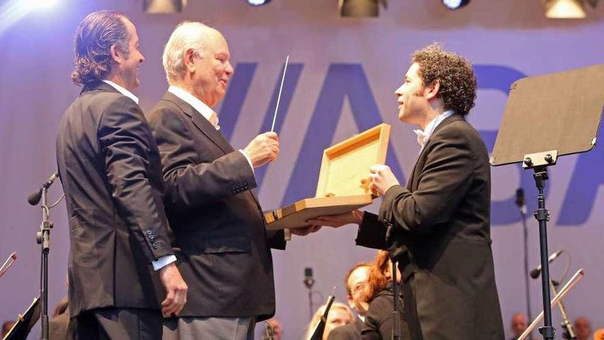 Dudamel entrega la batuta a Etcheverría ante Escotet. // Marta G. Brea