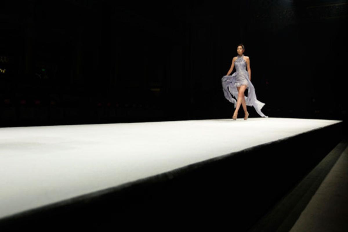 Una model presenta una creació durant la setmana de la moda a Xina.