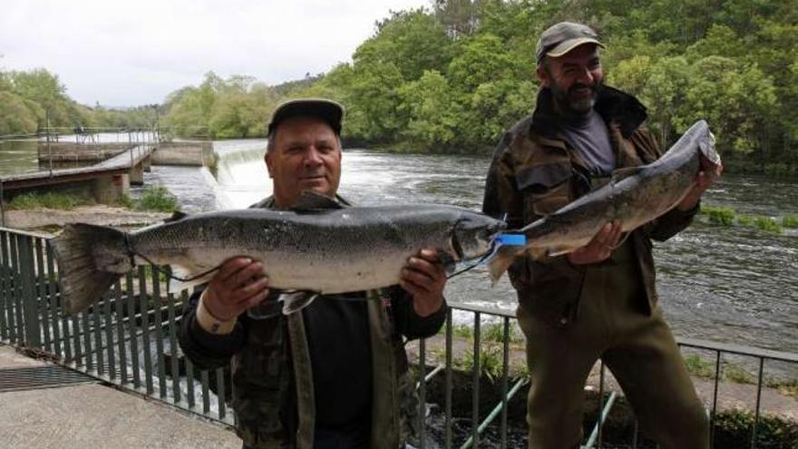 Los pescadores que capturaron el tercery el segundo salmón del Ulla, ayer, en Ximonde. // Bernabé / Cris M.V.