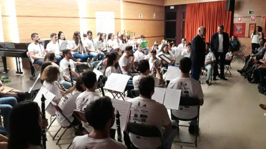 Un grupo de jóvenes clarinetistas recibe unas clases magistrales.