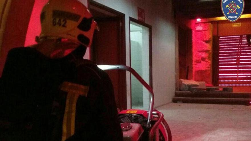 Más de mil desalojados en una fiesta en Marratxí tras un incendio intencionado