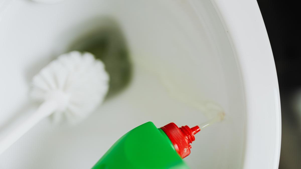 Muchos de los productos industriales para limpiar el váter o no son efectivos o lo terminan dañando.