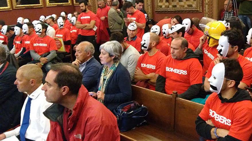 Los bomberos protestan en Cort con máscaras