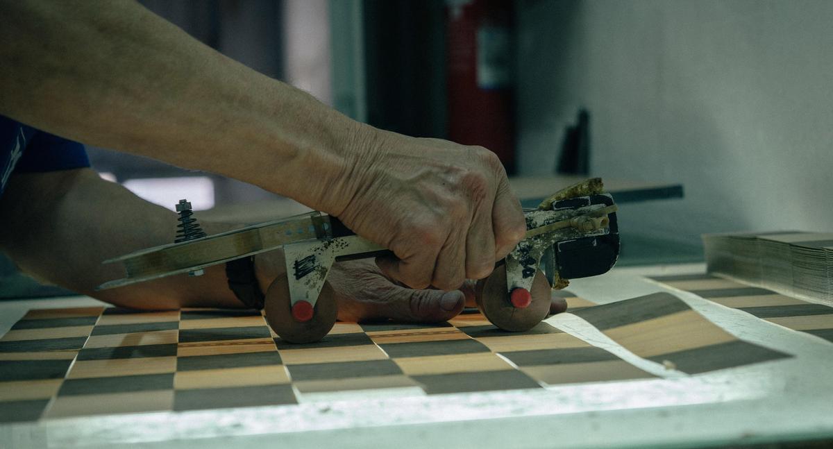 Un operario de Rechapados Ferrer, durante la fabricación de uno de sus ya famosos tableros de ajedrez.