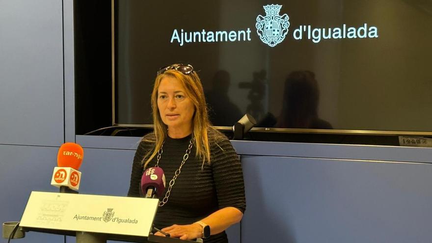 La regidora Sandra De la Iglesia en una compareixença davant dels mitjans