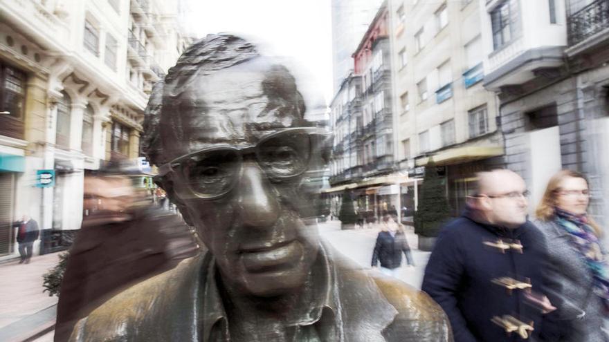 La estatua de Woody Allen en Oviedo podría ser retirada.