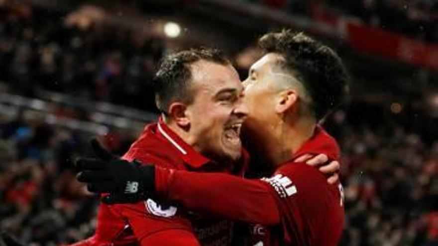 Shaqiri i Firmino s&#039;abracen per celebrar el tercer gol del Liverpool