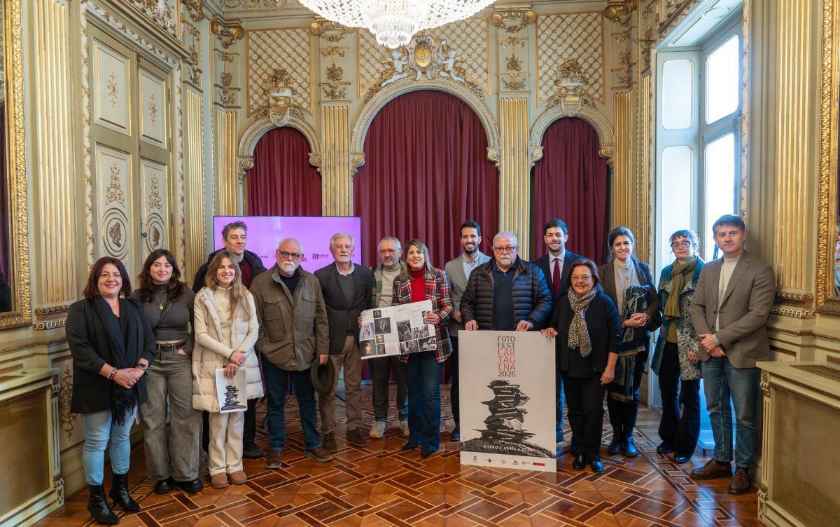 Foto de familia durante la presentación de la bienal FotoFest Cartagena 2026.