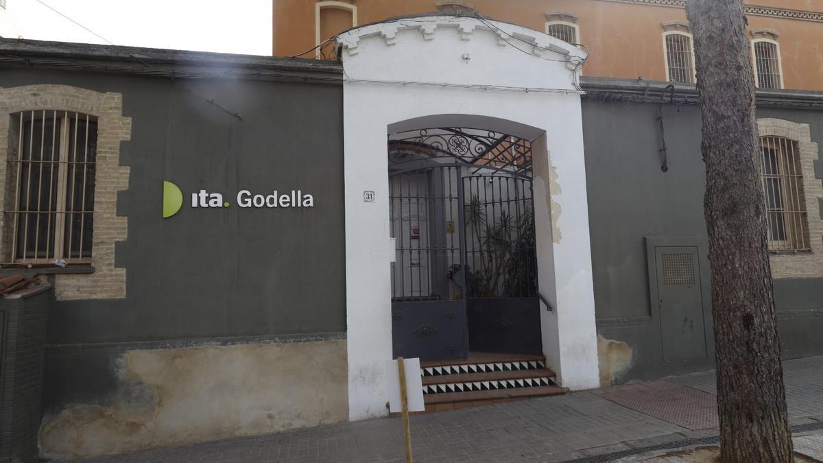 Fachada del centro médico en Godella.