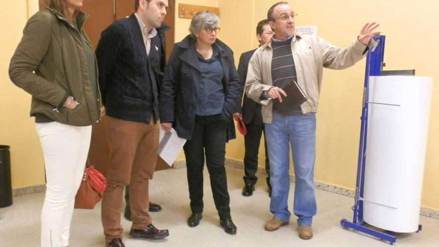 Por la izquierda, la concejala María Fe Gómez, el alcalde, la Consejera y el director del instituto, ayer.