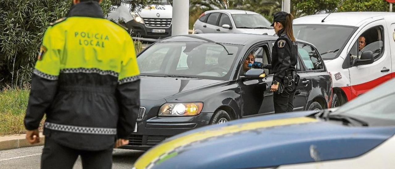 Uno de los controles realizados por los agentes de la Policía Local durante la campaña especial de este periodo navideño.